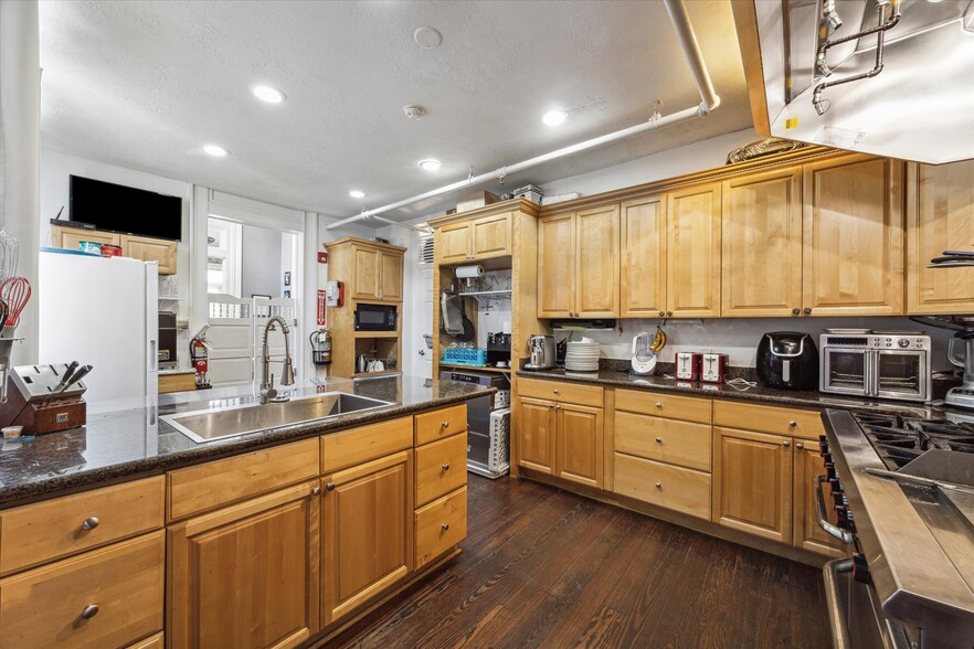 More Photos Of 1502 Market St, Galveston Hospitality For Sale