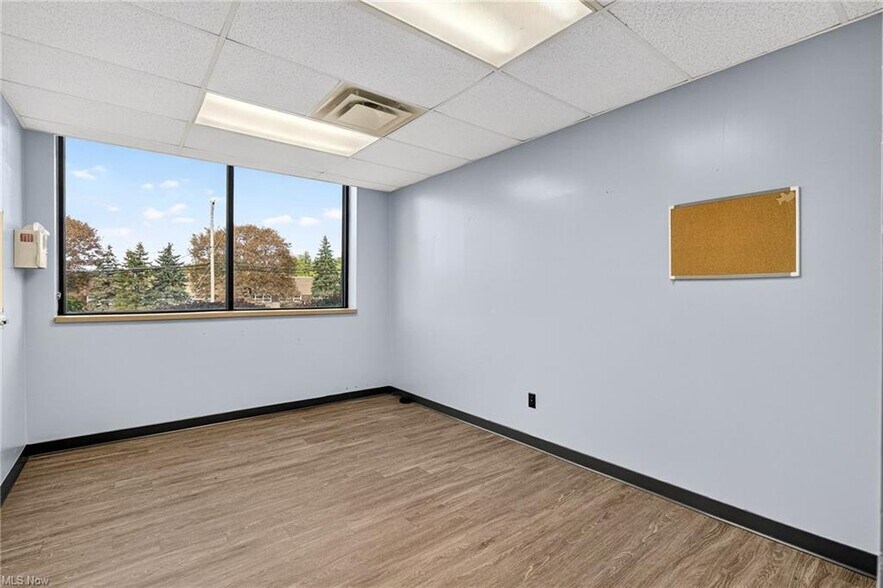 More Photos Of 852 E Highland Rd, Macedonia Flex For Lease