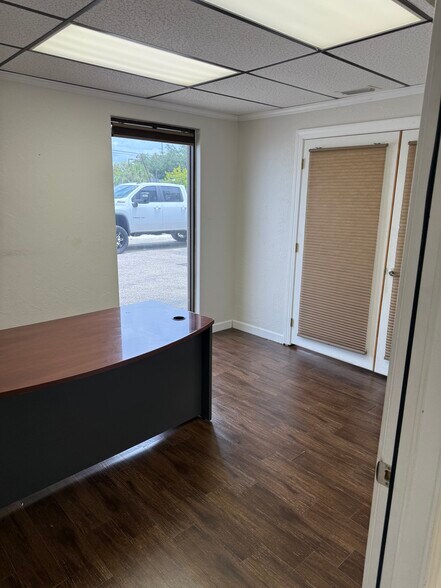 More Photos Of 1412-1414 Viscaya Pky, Cape Coral Warehouse For Lease