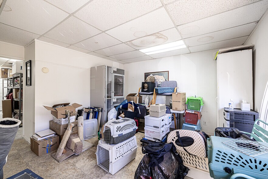 More Photos Of 26055 Bouquet Canyon Rd, Santa Clarita Veterinarian Kennel For Sale