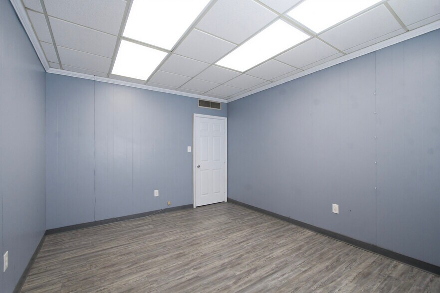 More Photos Of 300-305 S Grant Ave, Odessa Warehouse For Sale