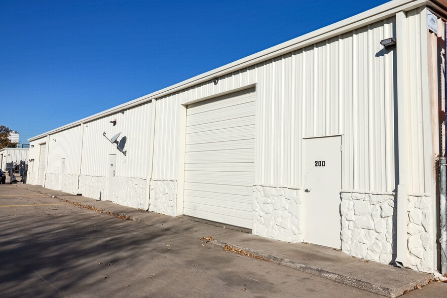 More Photos Of 10312 Bickham Rd, Dallas Unknown For Lease