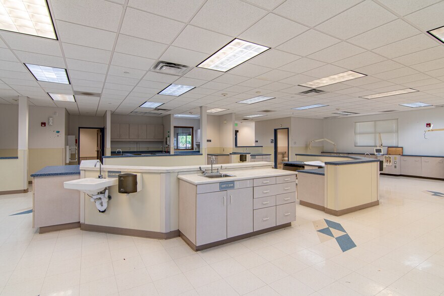 More Photos Of 201 W 5th St, Bonham Medical For Lease