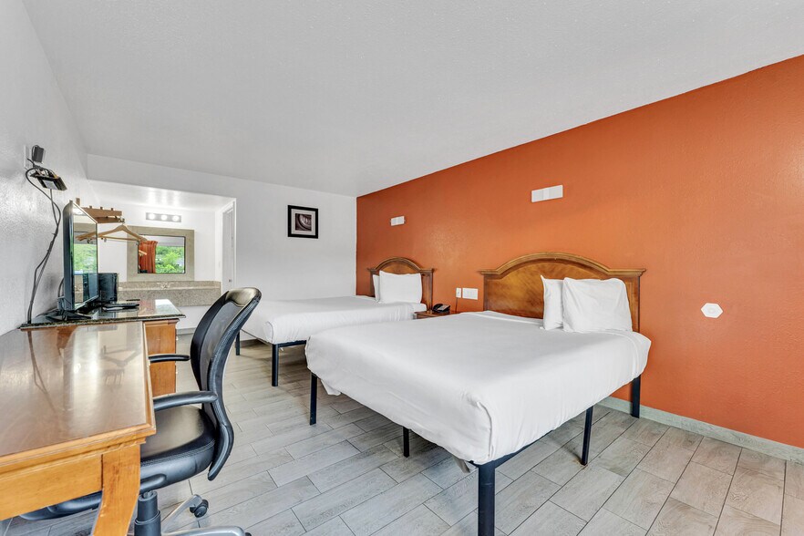 More Photos Of 1023 W Main St, Branson Hotel For Sale