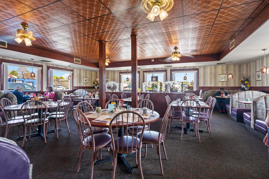 More Photos Of 2604 Custer St, Manitowoc General Retail For Sale