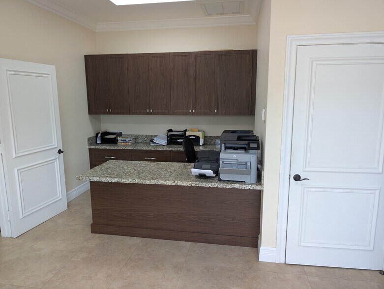 More Photos Of 6601 Lyons Rd, Coconut Creek Distribution For Lease