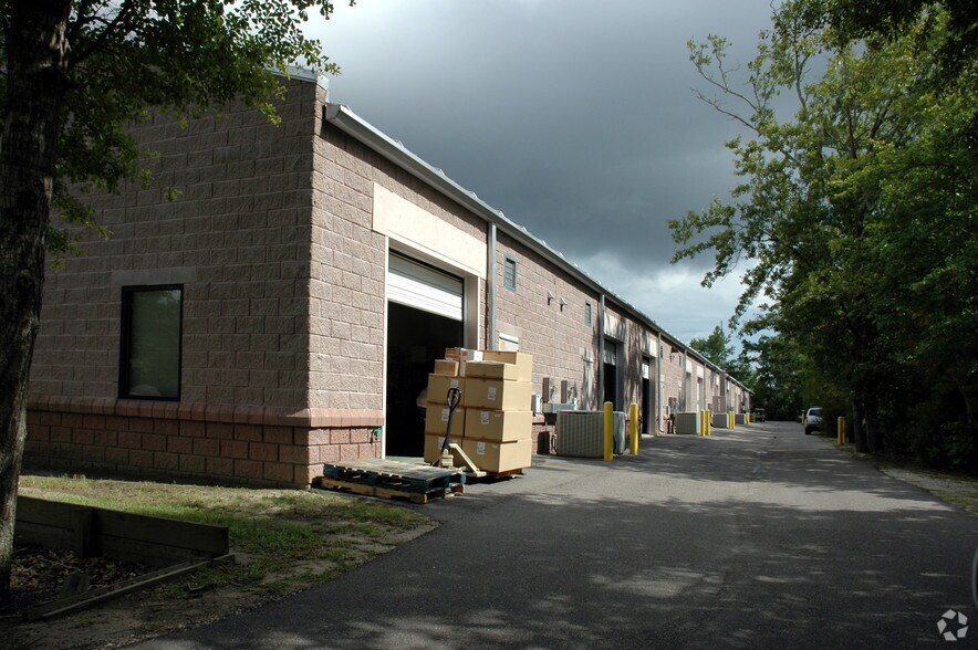 More Photos Of 612 Johnnie Dodds Blvd, Mount Pleasant Light Distribution For Lease