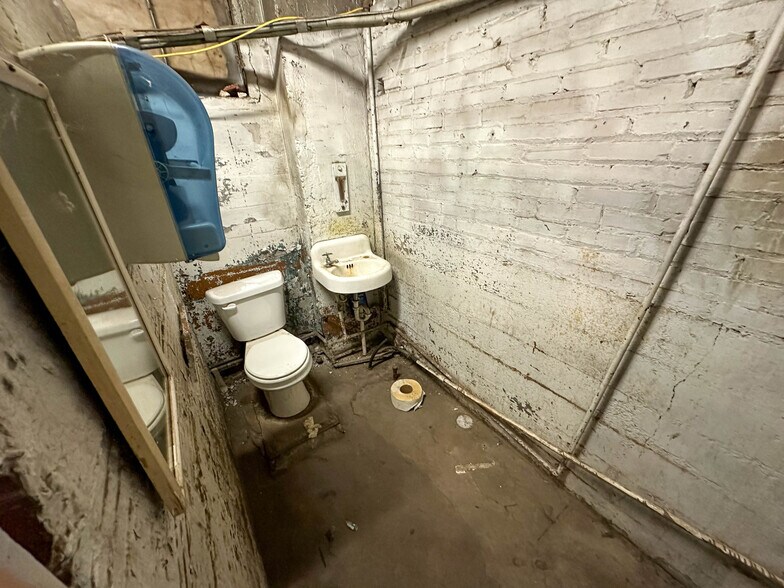 More Photos Of 423 N 7th St, Perry Freestanding For Sale