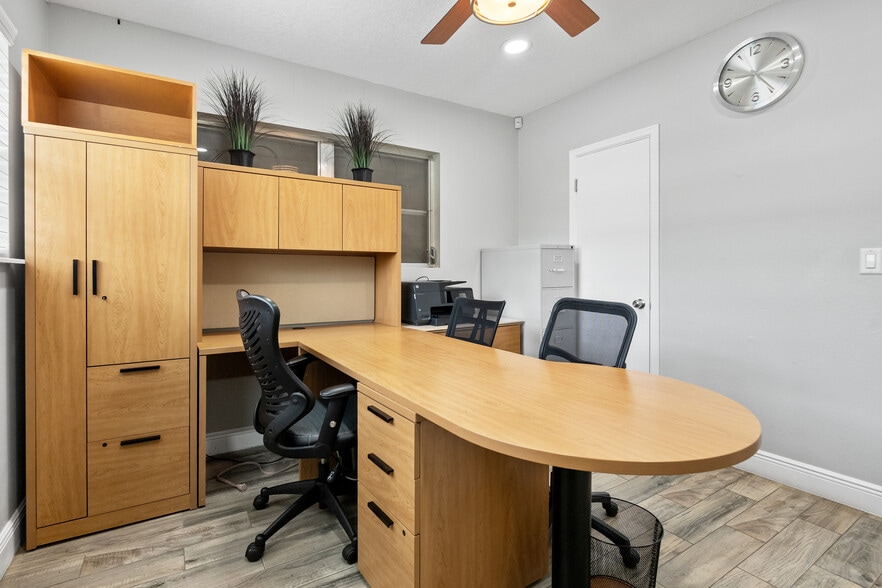 More Photos Of 5424 Edgewater Dr, Orlando Flex For Lease