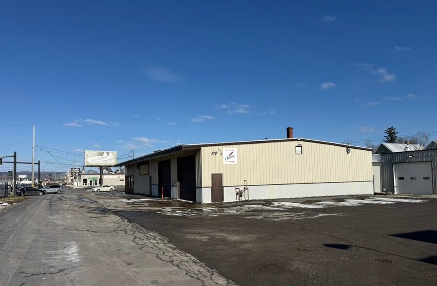 More Photos Of 909 Oswego St, Utica Flex For Sale