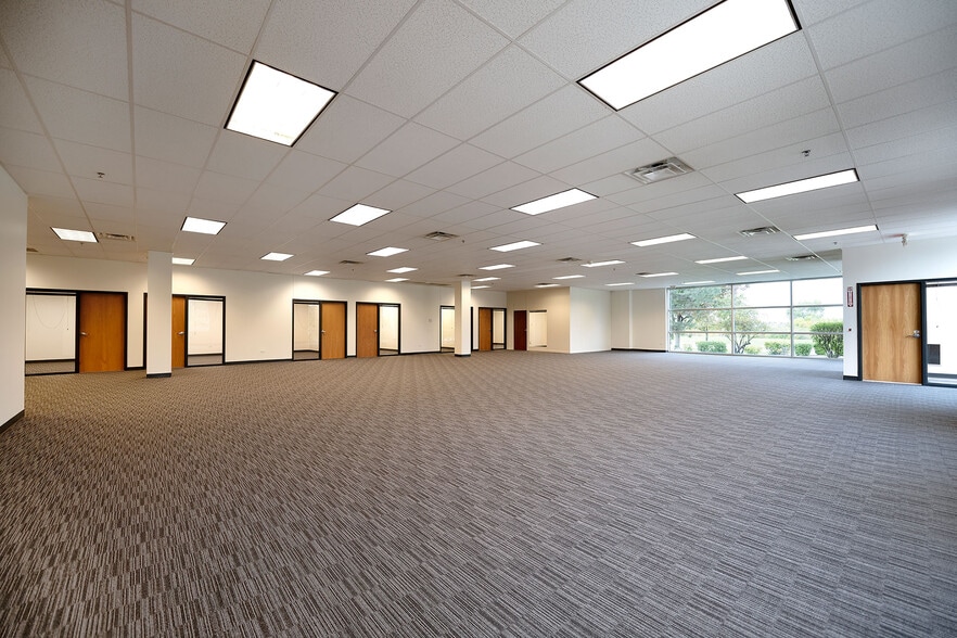 More Photos Of 2715 Davey Rd, Woodridge Distribution For Lease