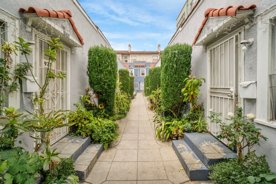 More Photos Of 975 S Ardmore Ave, Los Angeles Apartments For Sale