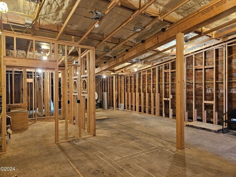 More Photos Of 714 SW Hurbert St, Newport General Retail For Sale