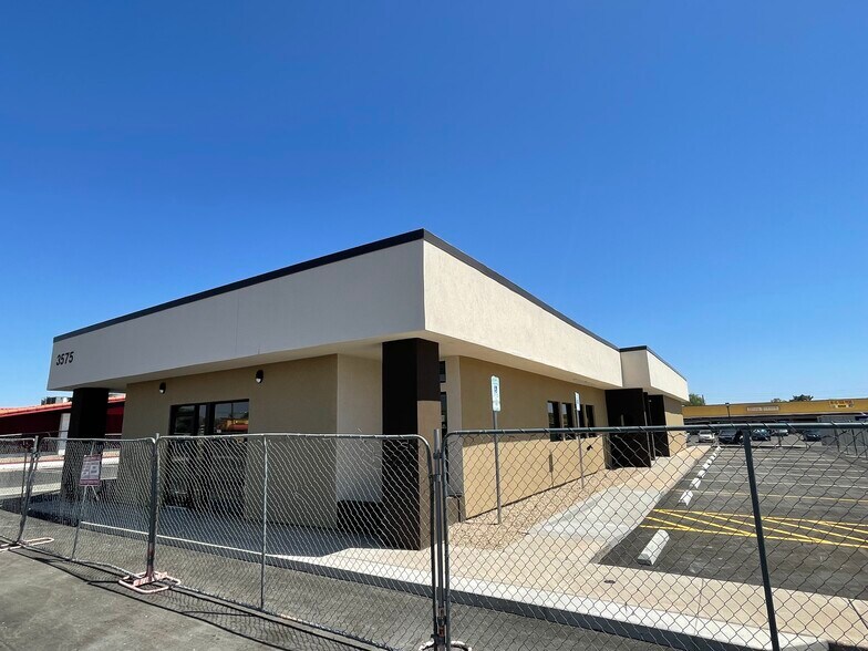 More Photos Of 3575 W Northern Ave, Phoenix Freestanding For Lease