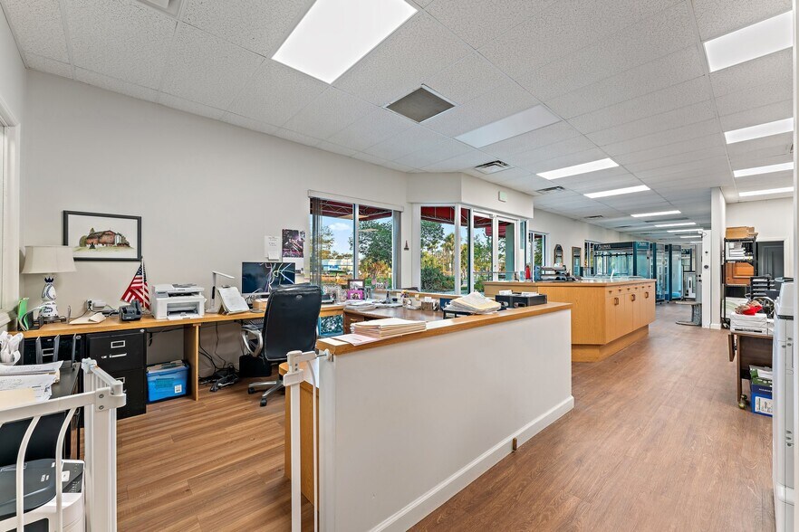 More Photos Of 620 N Old Dixie Hwy, Jupiter Manufacturing For Sale