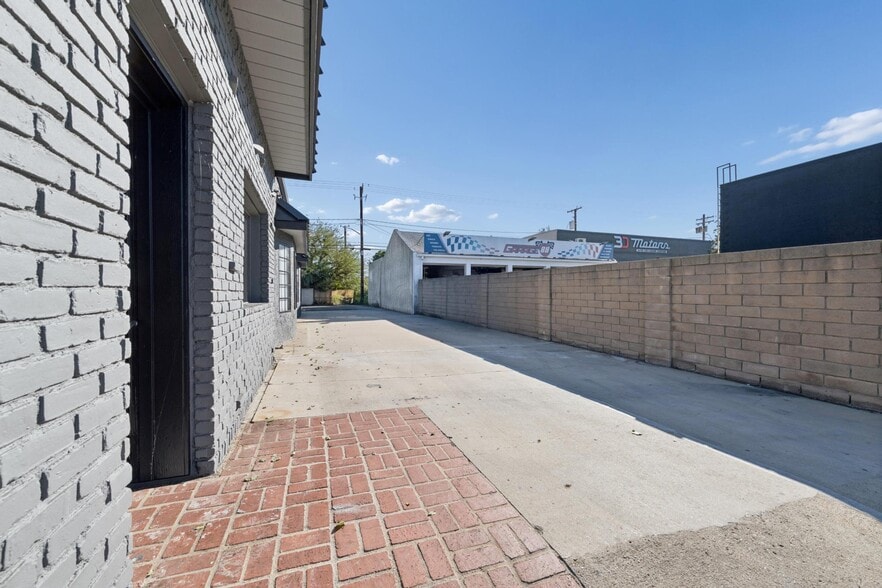 More Photos Of 4000-4004 W Burbank Blvd, Burbank Freestanding For Sale