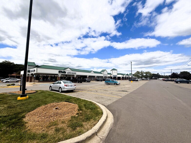 More Photos Of 44908-44954 Ford Rd, Canton Freestanding For Lease