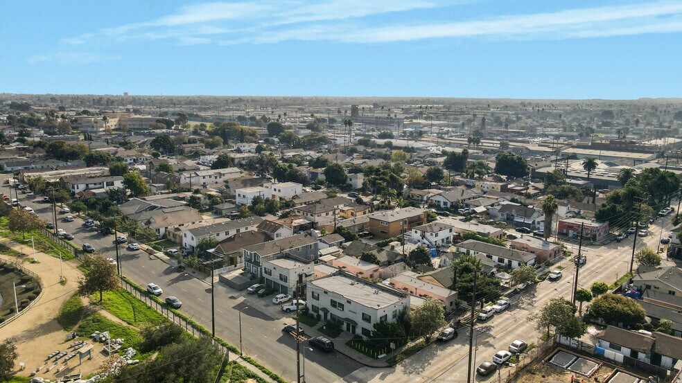 More Photos Of 300 E 55th St, Los Angeles Apartments For Sale