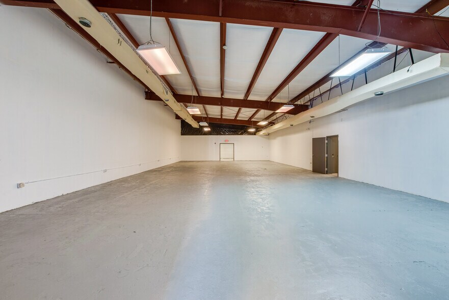 More Photos Of 955 Orange Ave, Daytona Beach Freestanding For Lease