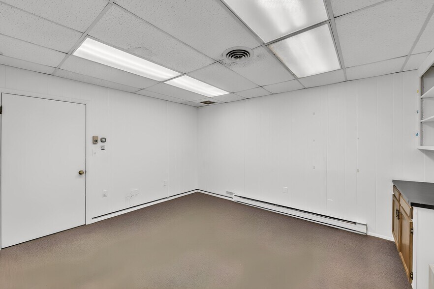 More Photos Of 600-604 W Washington St, Suffolk Storefront Retail Office For Sale