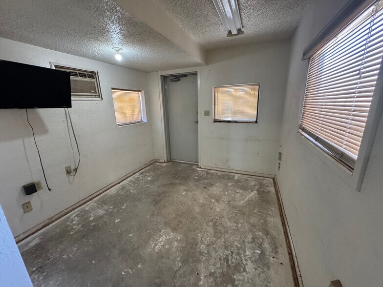 More Photos Of 11607 Highway 87, Lubbock Warehouse For Sale