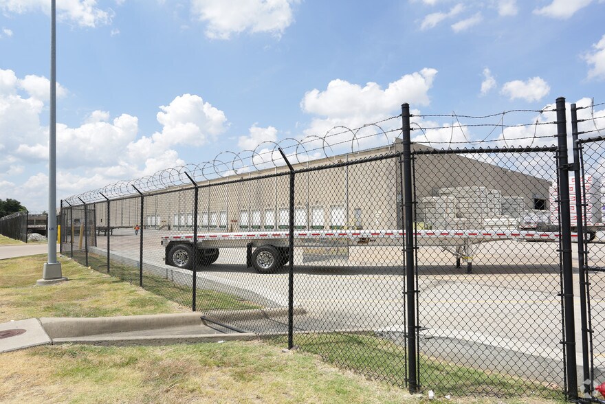 More Photos Of 1102 State Highway 161, Grand Prairie Distribution For Lease