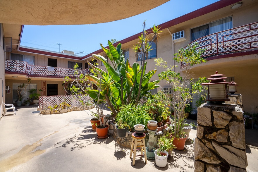 More Photos Of 720 S Plymouth Blvd, Los Angeles Apartments For Sale