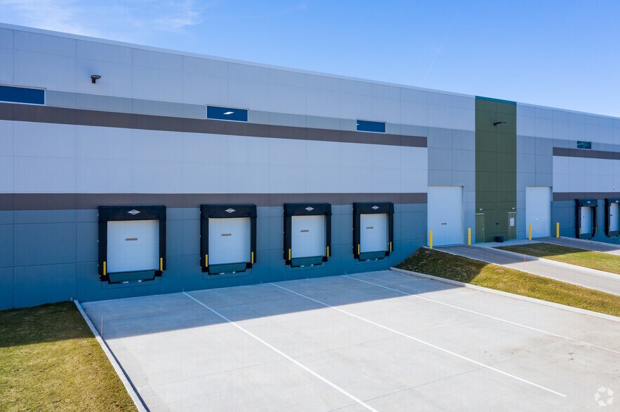 More Photos Of N102 W19300 Willow Creek Way, Germantown Warehouse For Lease