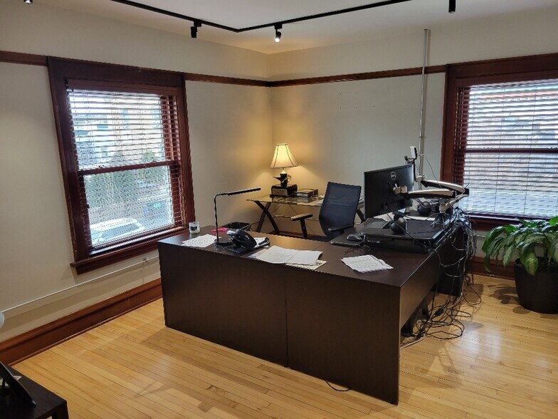 More Photos Of 117 W Willow Ave, Wheaton Office For Lease