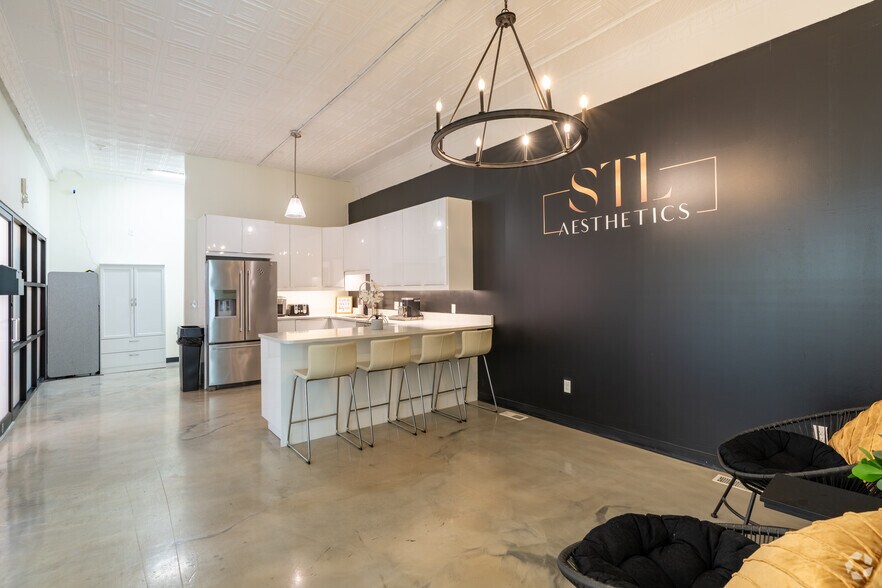 More Photos Of 7185 Manchester Rd, Maplewood Storefront Retail Residential For Sale