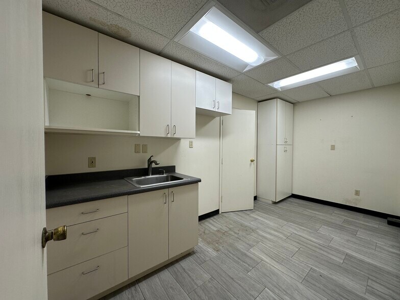 More Photos Of 8585-8589 Canoga Ave, Canoga Park Service For Lease