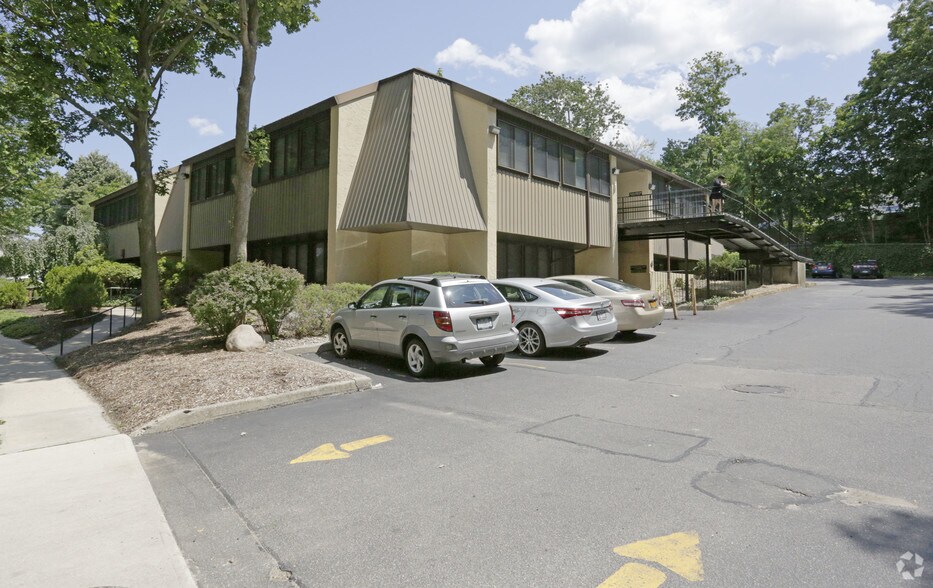 More Photos Of 200 W Carver St, Huntington Medical For Lease