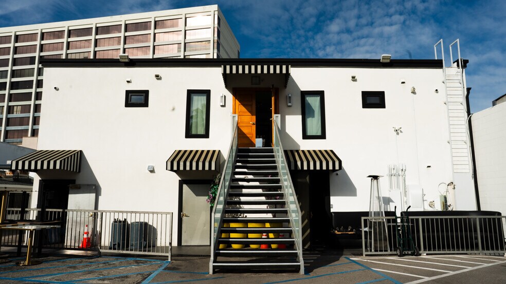 More Photos Of 16610 Ventura Blvd, Encino Storefront For Lease