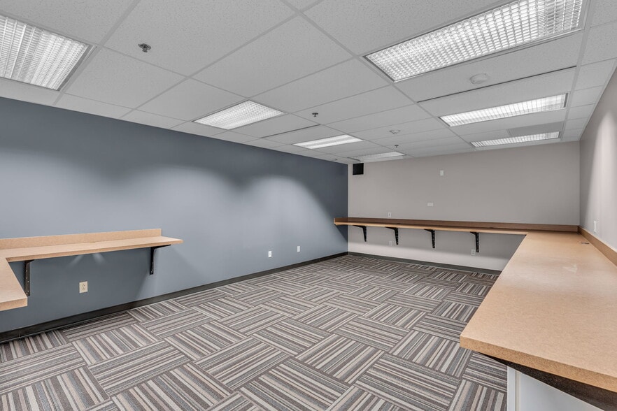 More Photos Of 400 SE Jefferson St, Topeka Flex For Sale