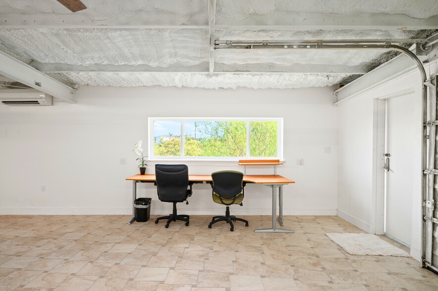 More Photos Of 5519 W Arcola Airport, Rosharon Airplane Hangar For Lease