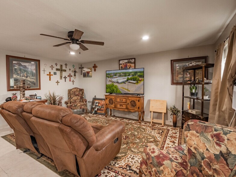 More Photos Of 424 N Texas St, De Leon Restaurant For Sale