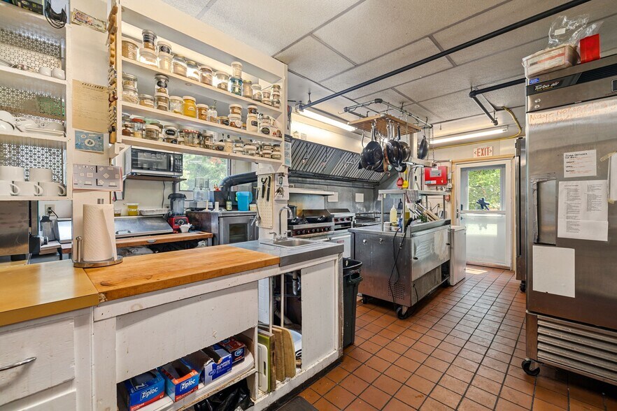More Photos Of 41 Pleasant St, Woodstock Hospitality For Sale