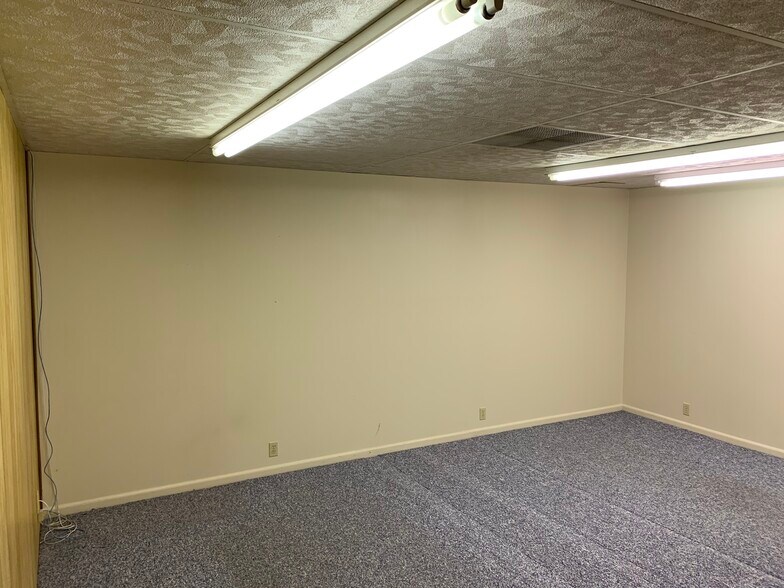 More Photos Of 817 Kilbourne St, Bellevue Medical For Lease