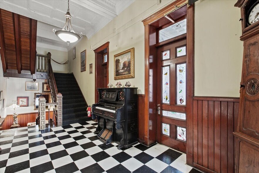 More Photos Of 49 Florida Ave, Amsterdam Hospitality For Sale