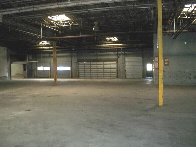 More Photos Of 300 S 55th St, Kansas City Warehouse For Lease