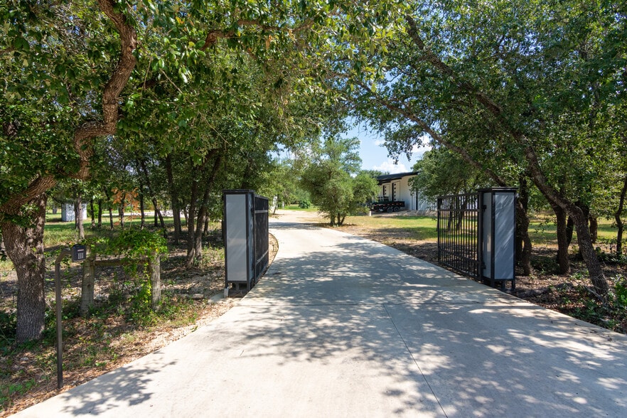 More Photos Of 322 Logan Ranch Rd, Georgetown Specialty For Lease