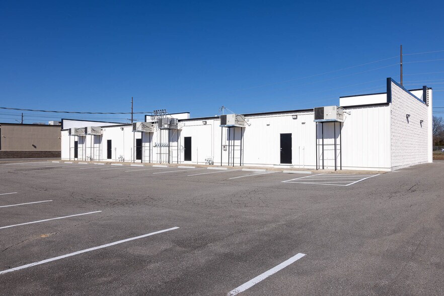 More Photos Of 267 Stone Crossing Dr, Clarksville Storefront For Lease