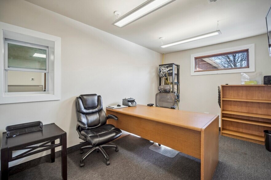 More Photos Of 2025 Pine St, Palmer Warehouse For Sale