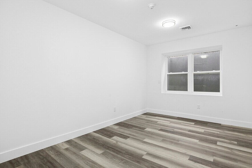 More Photos Of 533 Greenwich St, Hempstead Apartments For Sale