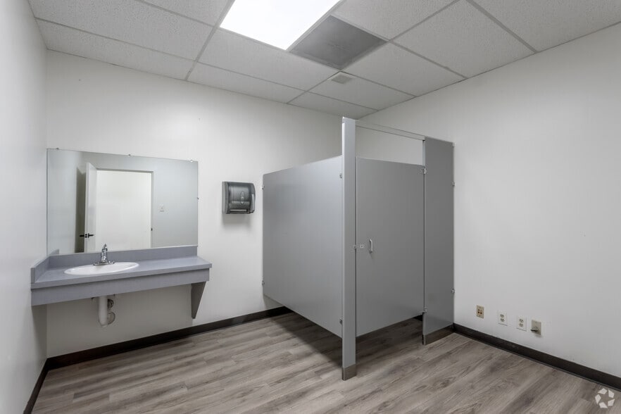 More Photos Of 2500 Central Pky, Houston Unknown For Lease