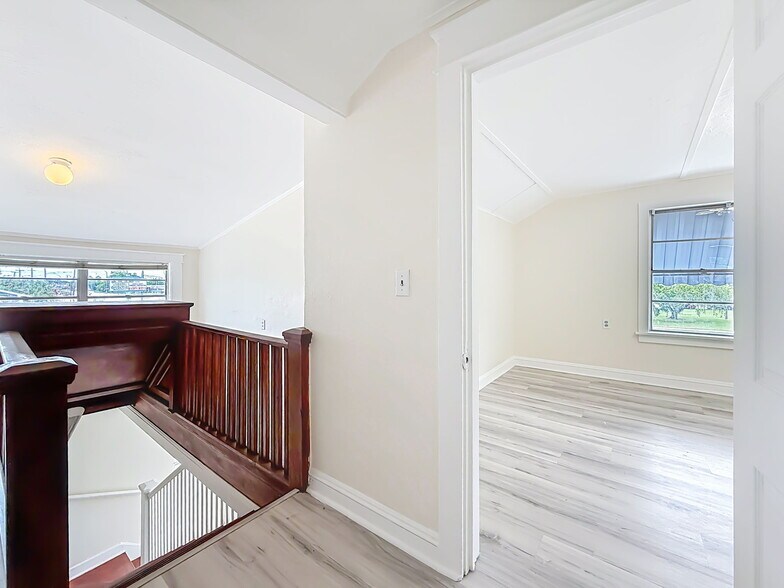 More Photos Of 301 N US Highway 41, Ruskin Office Residential For Lease