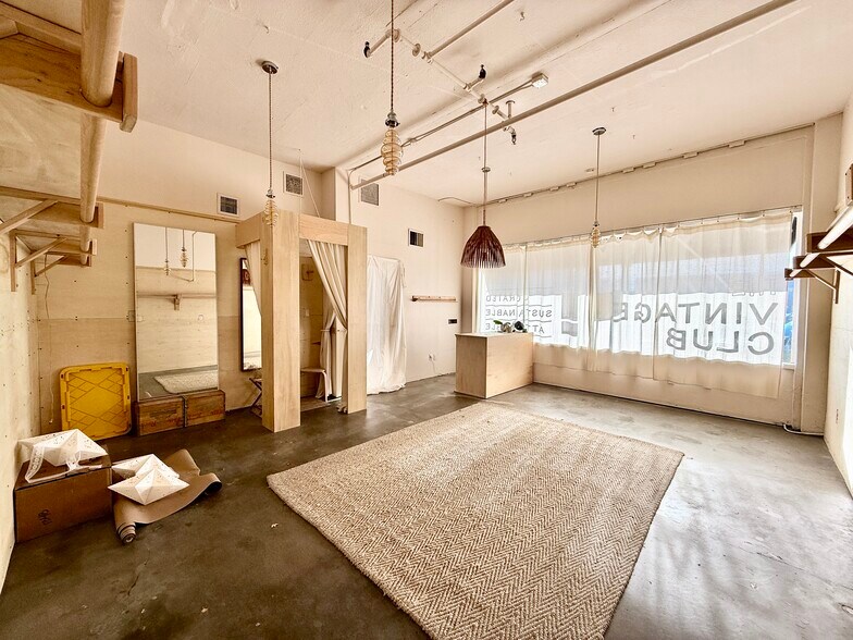 More Photos Of 923-935 SE Hawthorne Blvd, Portland Showroom For Sale