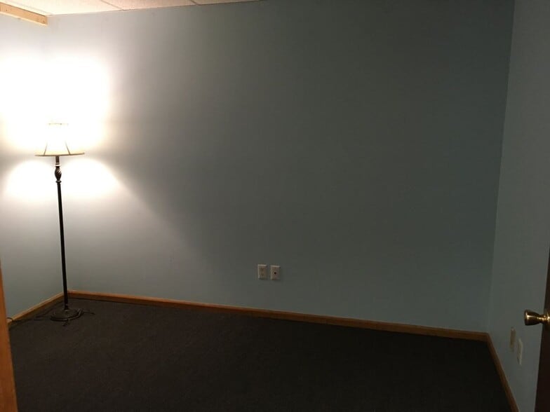 More Photos Of 423 Main St, Windsor Office For Lease