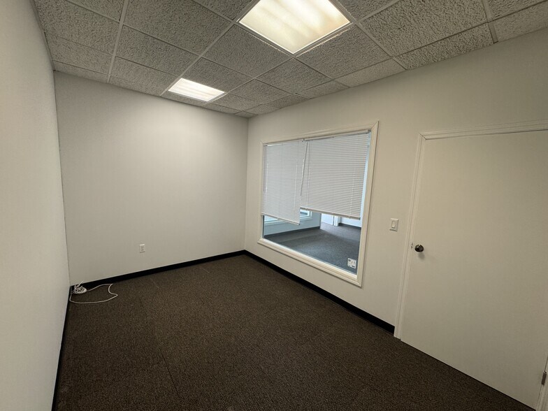 More Photos Of 240 Plandome Rd, Manhasset Office For Lease