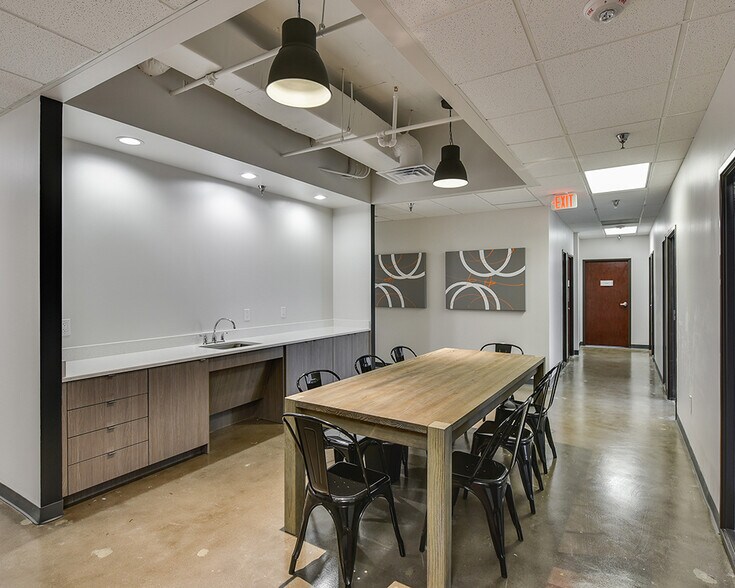 More Photos Of 2300 Valley View Ln, Irving Office For Lease